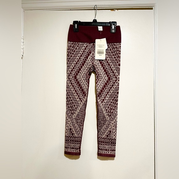 Fabletics Womens High Waisted Seamless Lace Capri Leggings Sz: XS Burgundy. - Picture 1 of 8